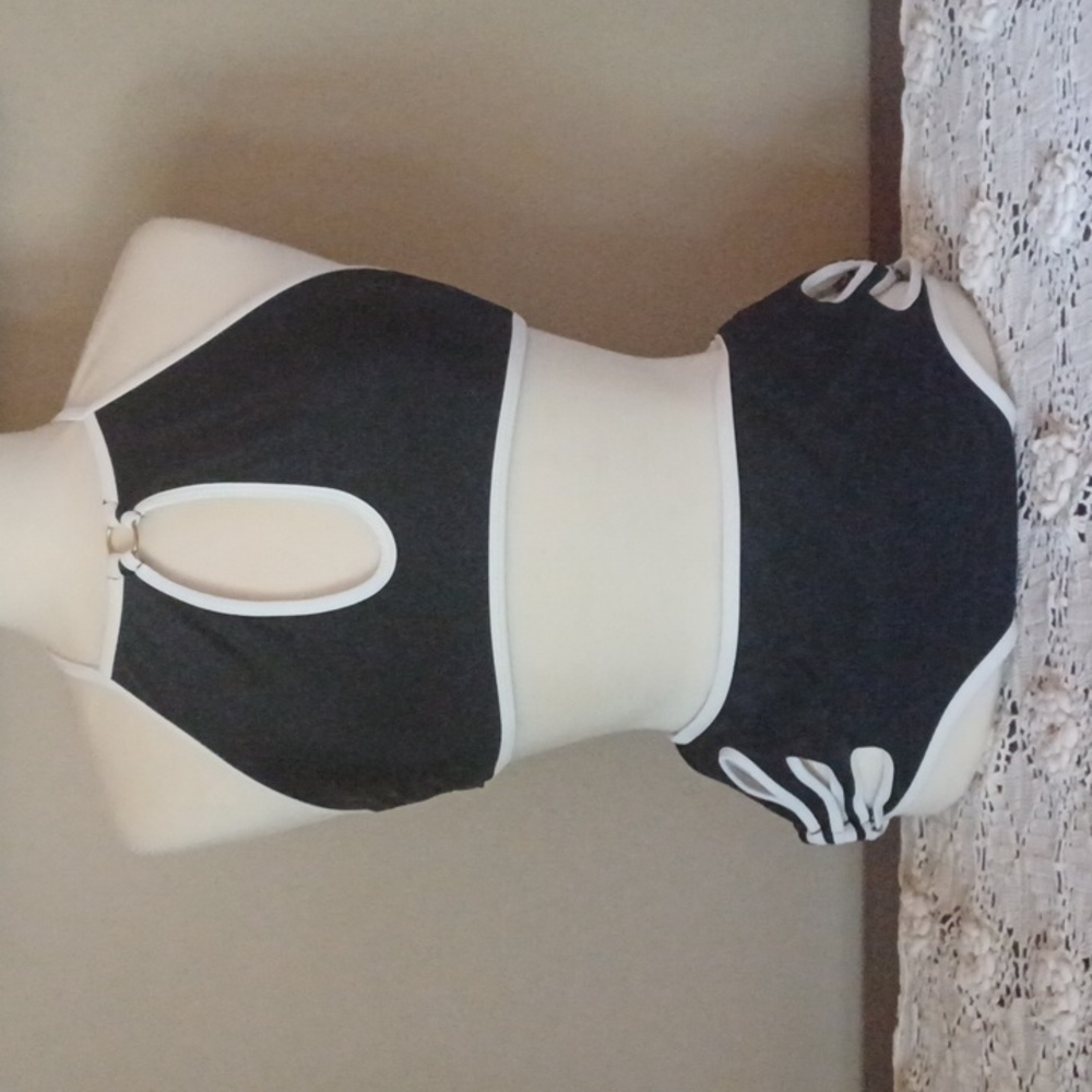 Sz M (7-9) Black & White 2-piece High-Cut, High-Waist Bikini